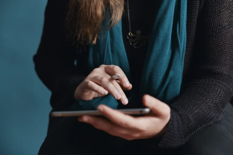 Für den Markenaufbau zeichnet Stefanie Schafzahl ein Logo auf Tablet